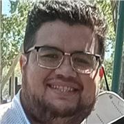 Profesor de Ingenieria en Construcción dicta clases a alumnos de construcción